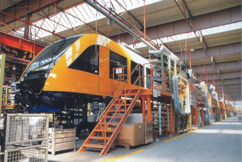 Een LINT 41/H trein voor Syntus in 2002 in aanbouw bij Alstom LHB in Salzgitter. (Rechten: Rob van Ee)