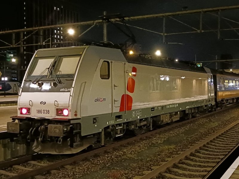 De nieuwe kleurstelling van de NS-Traxx locomotieven. (Foto: Hielke Breider)