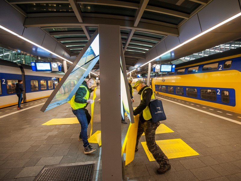 Het vervangen van de gele vertrekstaten op Den Haag Centraal. (Foto: NS)