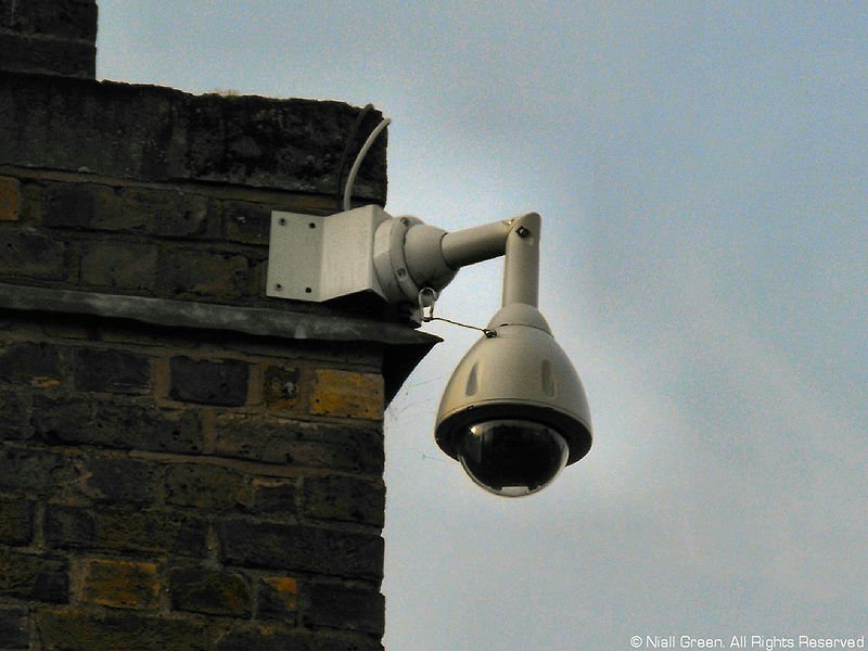 Archieffoto: Foto van een bewakingscamera ergens aan een onbekend gebouw wat sowieso niet in Leerdam staat. (Foto: Niall Green)