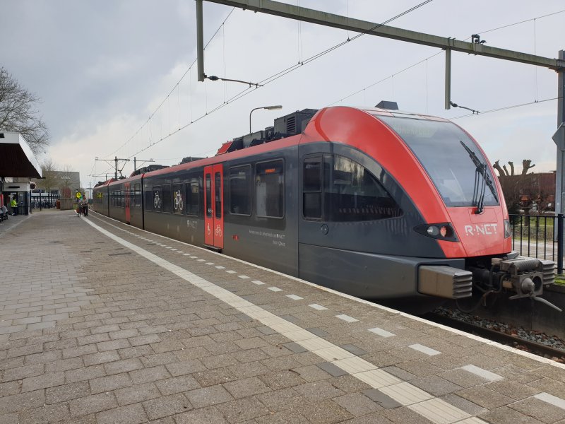 Een trein van Qbuzz op de Merwedelingelijn. (Foto: Treinenweb)