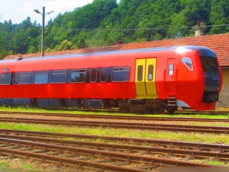De DM'90 dieseltreinen zijn voorzien van een rode kleur met contrasterende gele deuren. (Foto: Raduś Sanok)