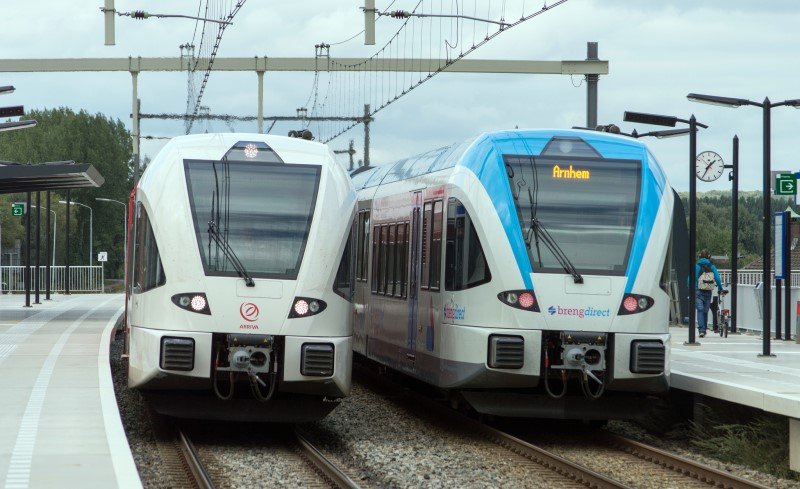Twee regionale treinen van Arriva en Breng. (Foto: Rob Dammers)