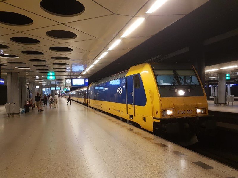 De komende weken is er een aangepaste dienstregeling naar Schiphol vanwege werkzaamheden. (Foto: Treinenweb)