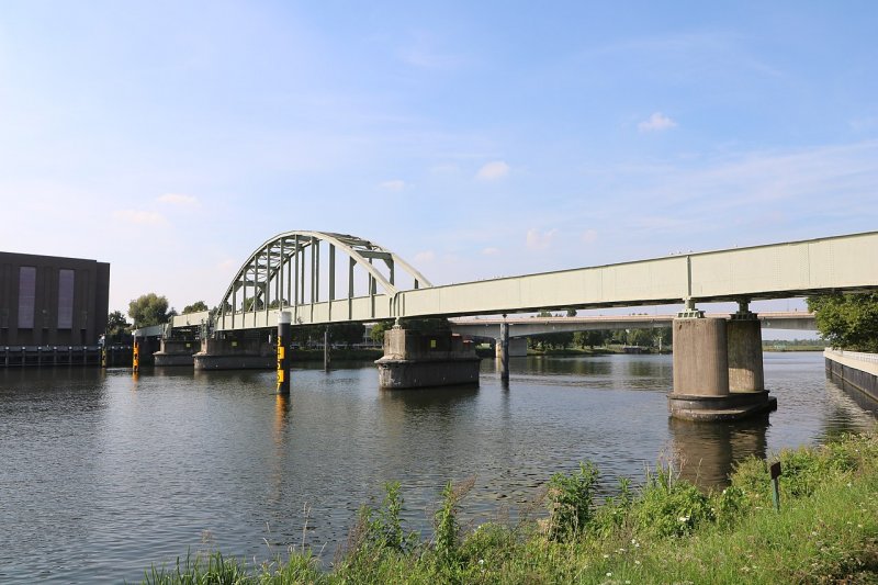 De spoorbrug van de inmiddels opgeheven goederenspoorlijn Lanaken - Maastricht (Foto: Aquilo)
