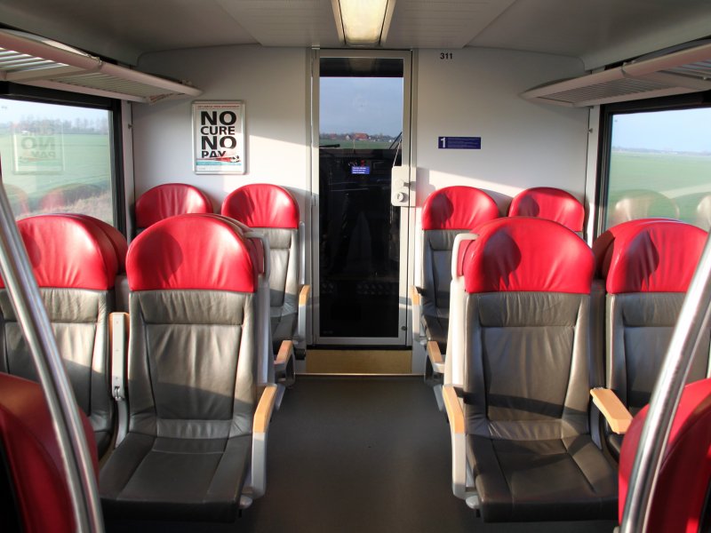 De eerste klas coup van de Spurt-treinen in Noord-Nederland (Foto: Willem90)