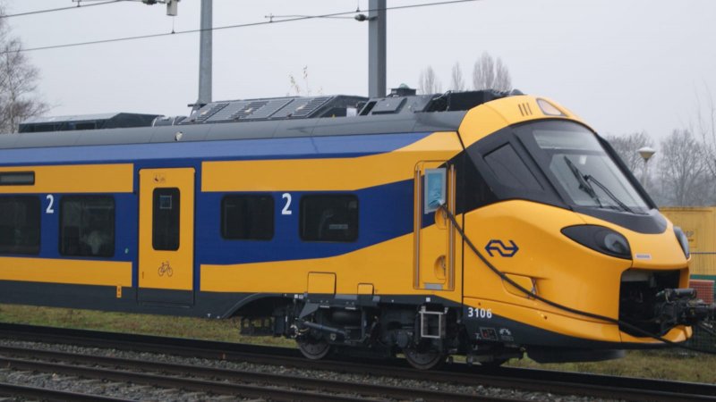 Een nieuwe ICNG op sleeptransport door Nederland. (Foto: Clint Weijers)