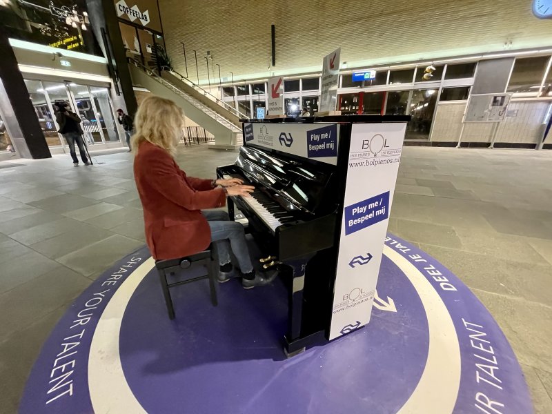 De nieuwe piano in de stationshal (Foto: NS)