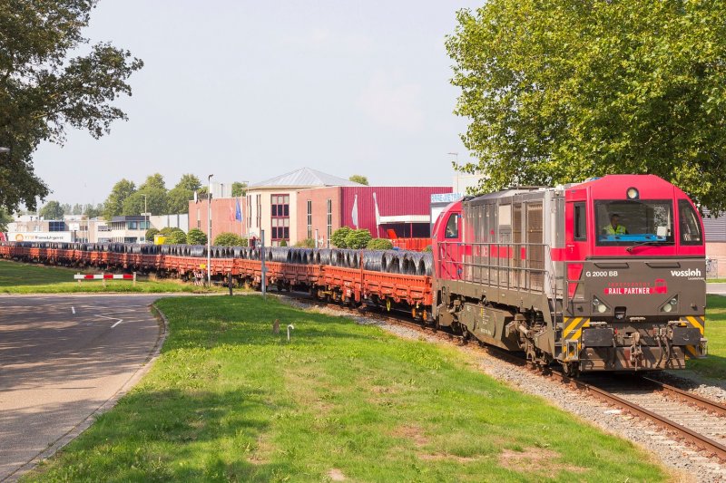 Een locomotief van IRP op een van de goederensporen van Almelo (Foto: J. Bakker)