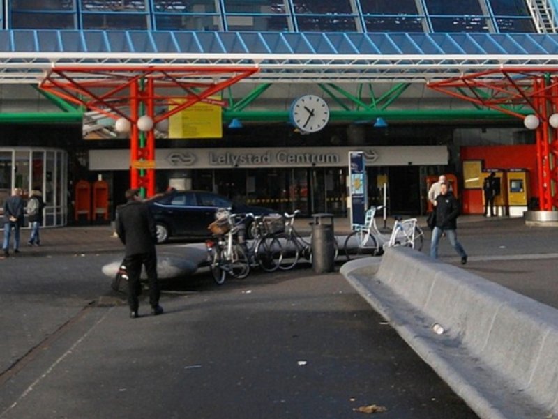 Een archieffoto van station Lelystad Centrum. Het artikel gaat niet over deze ingang. (Foto: Mezelf14/Wikipedia)