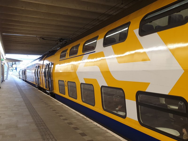 Een NS-trein in de nieuwe kleurstelling op Utrecht Centraal. (Foto: Treinenweb)