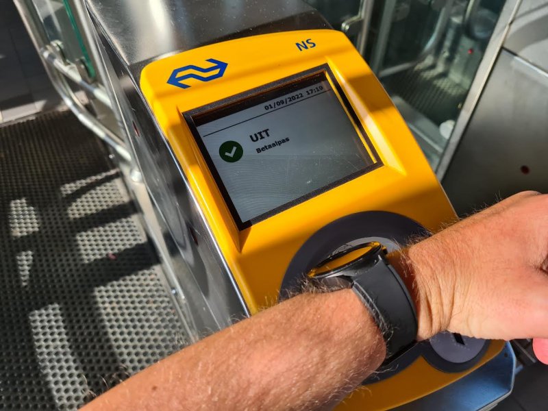 Steeds meer reizigers weten de (digitale) bankpas te gebruiken in het OV. (Foto: Treinenweb)