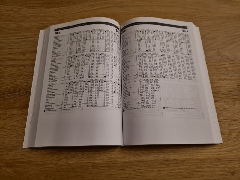 Het boekje is voorzien van leesbare tabellen met de dienstregeling van alle vervoerders. (Foto: Arin)