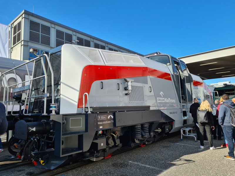 De waterstof-locomotief SM42-6Dn eerder tijdens InnoTrans 2022. (Rechten: Treinenweb.nl)