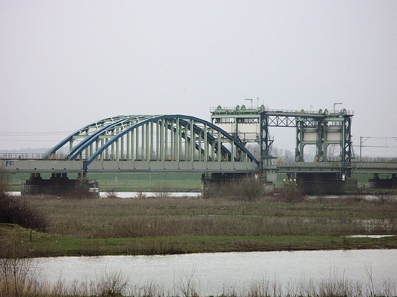 De spoorbrug bij Zwolle. (Foto: LexBL)