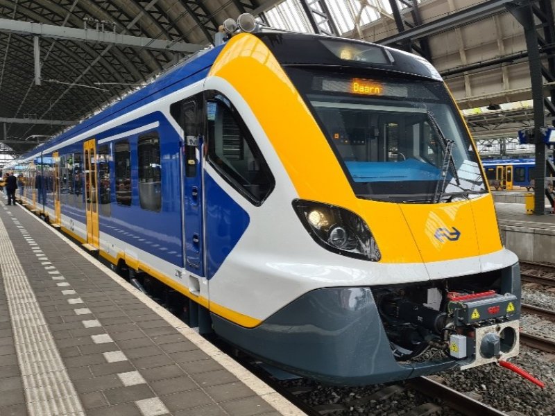 De 2788 die dinsdag zijn eerste commercile rit maakte vanuit Amsterdam Centraal. (Foto: Treinenweb.nl)
