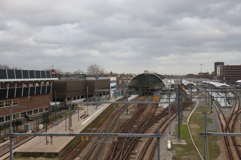 Aan de westkant van station Zwolle zal de komende tijd een nieuwe oversteek voor voetgangers verrijzen. (Foto: Treinenweb)