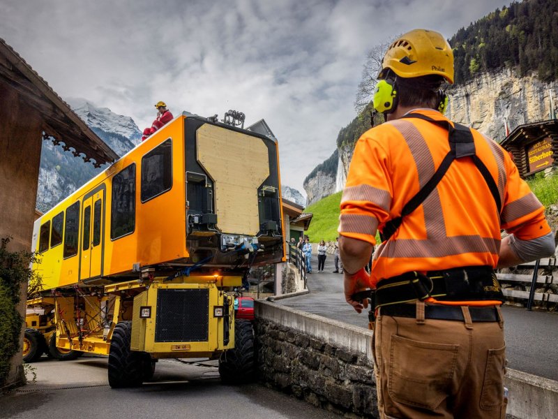 De bergweggetjes zijn bijzonder smal, en het transport wordt daarom met uiterste precisie uitgevoerd. (Foto: Stadler Rail)