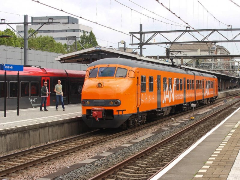 De in het oranje gestoken Mat'64 van de Stichting 2454 CREW. (Foto: Lars Berkvens)