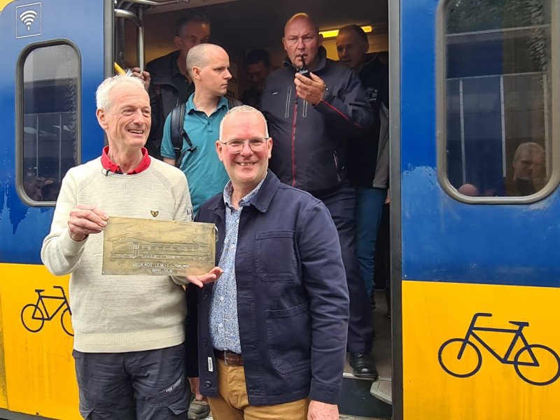 De overhandiging van de sleutels aan het Spoorwegmuseum. (Foto: Treinenweb)