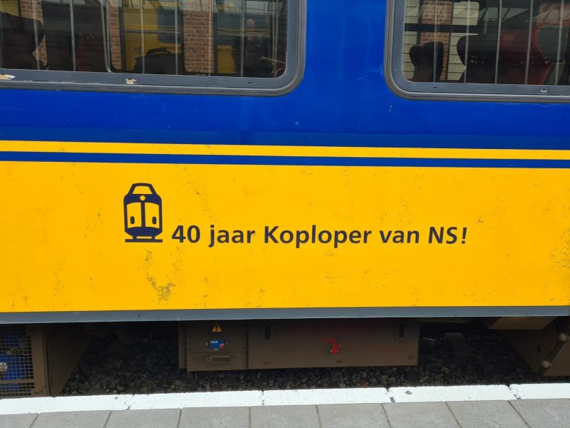 De trein werd vanwege zijn afscheidsrit voorzien van speciale bestickering. (Foto: Treinenweb)