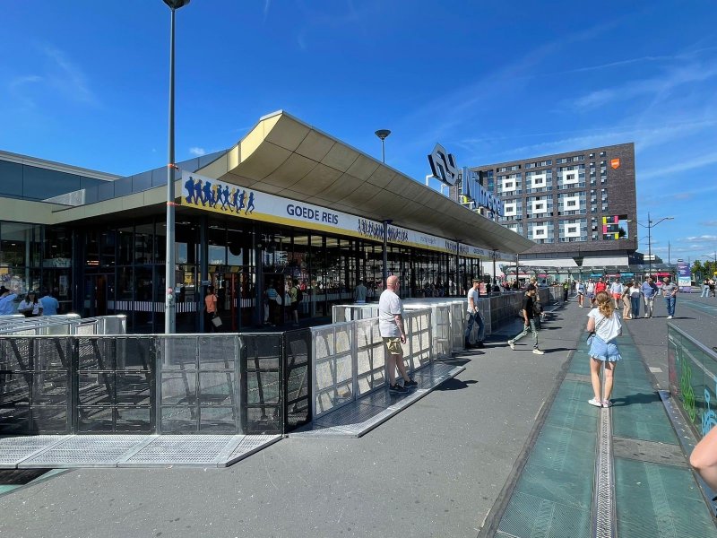 De NS zet 'crowd-control' in op het station tijdens de Nijmeegse Vierdaagse. (Foto: NS)