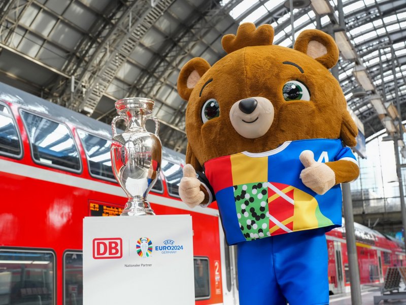 De EK-beker waar Nederland naar op koers is. (Foto: Deutsche Bahn AG / Oliver Lang)