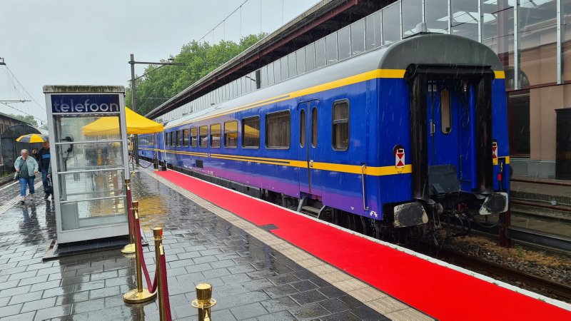 Bij de aankomst van het rijtuig was er een vorstelijke rode loper uitgelegd. (Foto: Treinenweb)