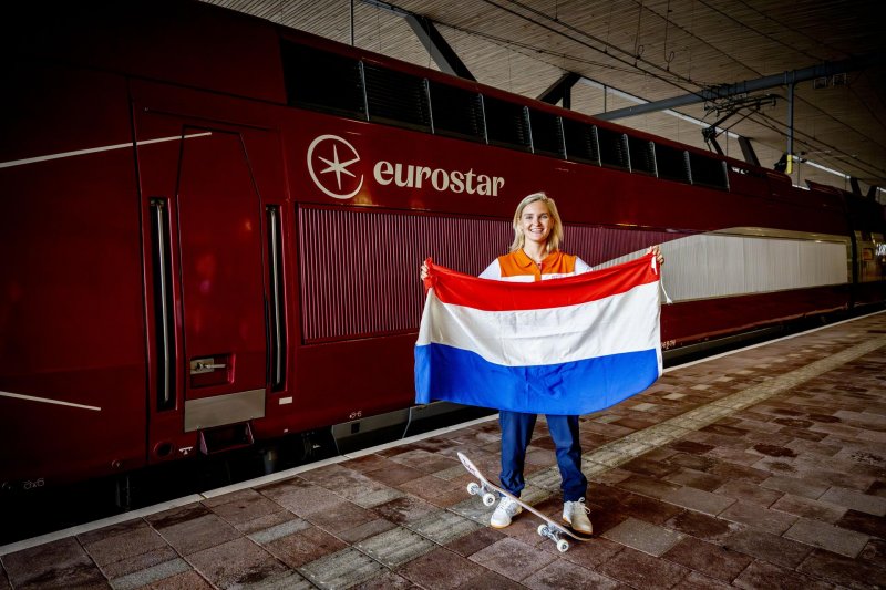 Skateboardster Roos Zwetsloot laat voor aanvang van haar reis zien dat ook Nederland klaar staat om de gouden plakken binnen te halen. (Foto: Eurostar)