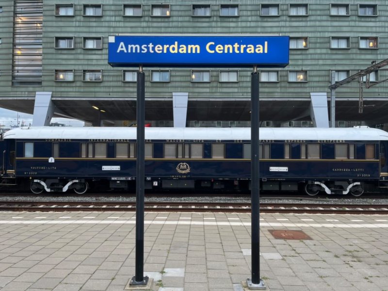 De Venice-Simplon-Orint Express is weer aangekomen in Amsterdam Centraal. (Foto: Thomas)