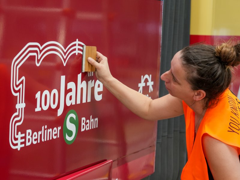 Een treinstel uit de 481-serie is voorzien van een bijzondere liverei. (Foto: Deutsche Bahn AG / Volker Emersleben)