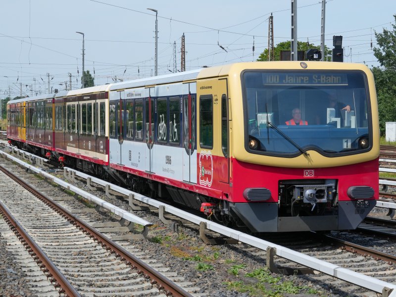 Een treinstel uit de 481-serie is voorzien van een bijzondere liverei. (Foto: Deutsche Bahn AG / Volker Emersleben)