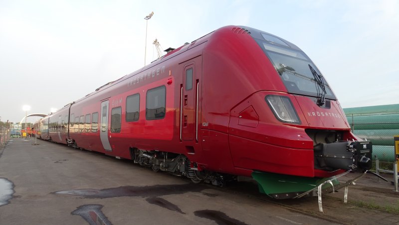 De opvallende CAF Civity voor het Zweedse Transitio wacht achter de hekken in de haven van Moerdijk voor verder transport. (Foto: Vincent Barendrecht)