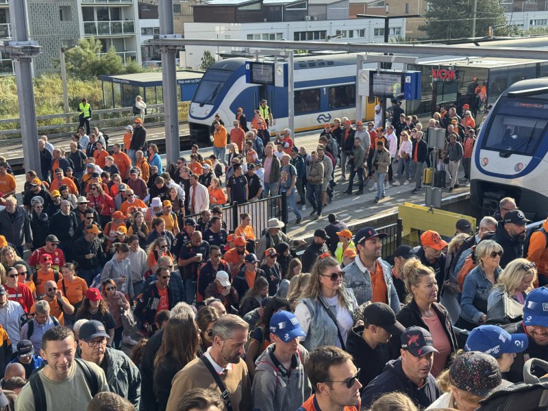 NS telde dit weekend een recordaantal aan racefans die naar Zandvoort afreisden tijdens het Formule 1 weekend. (Foto: NS)