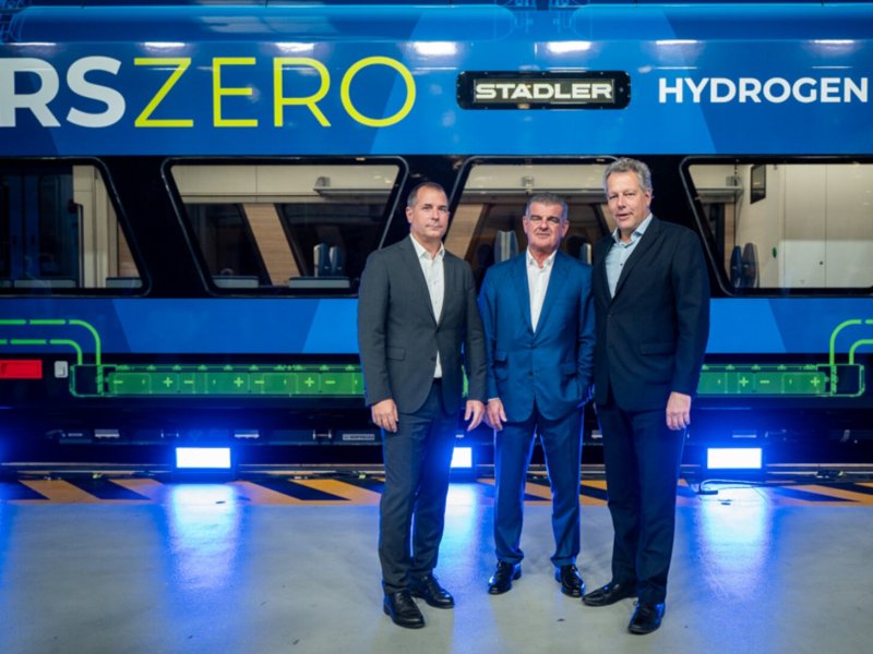 De presentatie van de RS Zero door het team van Stadler in Pankow bij Berlijn. (Foto: Stadler Rail)