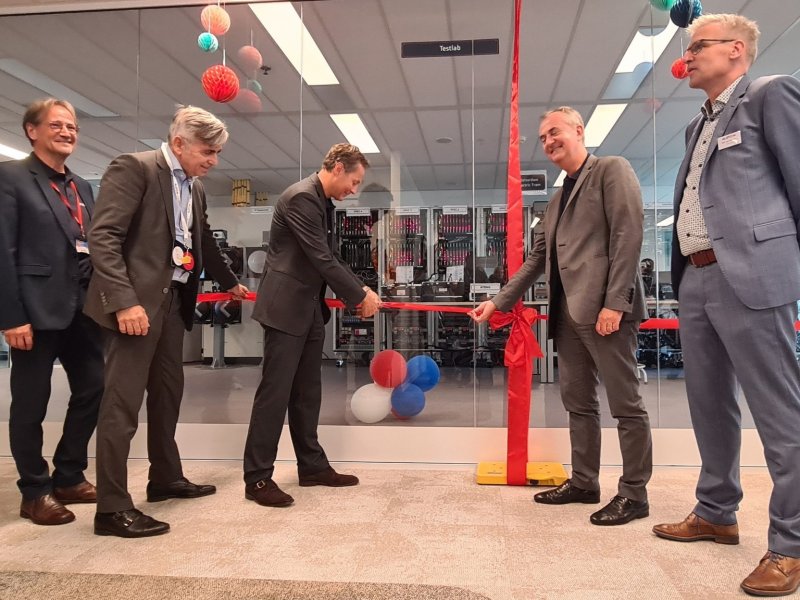 Ook werd bij Alstom het nieuwe digitale laboratorium geopend waar spoorbeveiligingssystemen kunnen worden uitgetest. (Foto: Treinenweb)