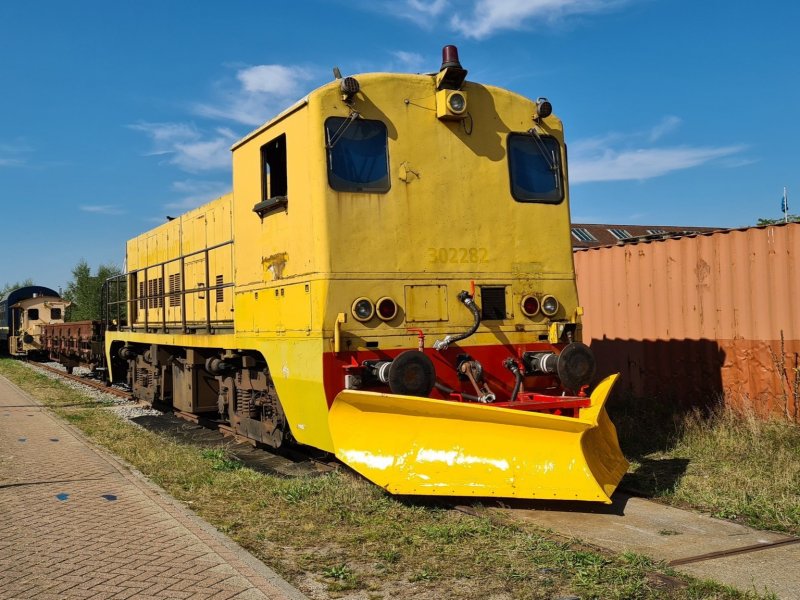 Ook stond de 2200-locomotief van de SHD alvast klaar voor eem strenge winter met hun sneeuwschuiver. (Foto: Treinenweb)