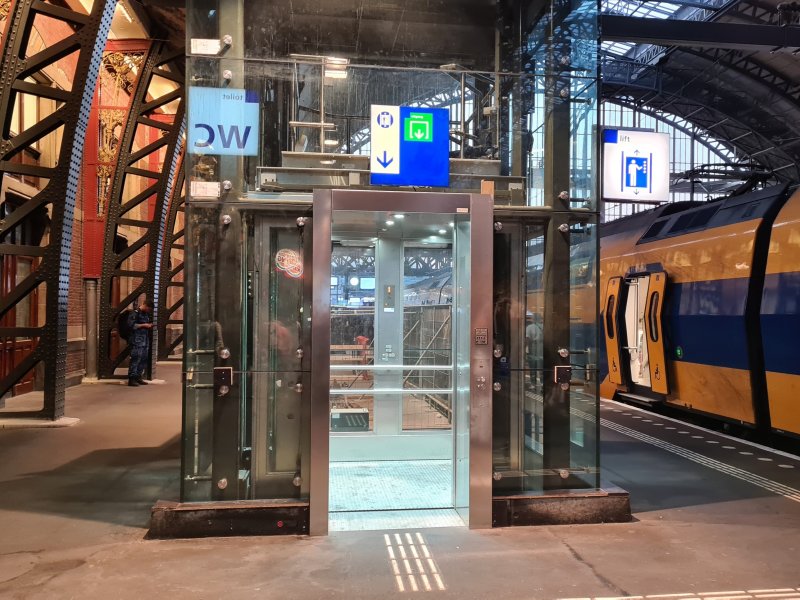 De nieuwe lift op het perron van spoor 1 en 2 op Amsterdam Centraal, die reizigers verbindt met de Westelijke reizigerstunnel. (Foto: Treinenweb)