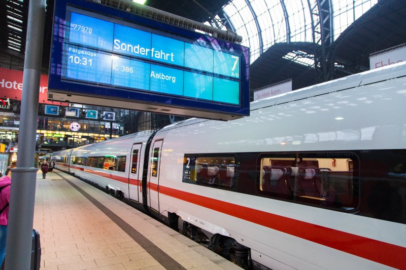 Een archieffoto van een langeafstandstrein op station Hamburg Hbf. (Foto: Kevin Hackert)