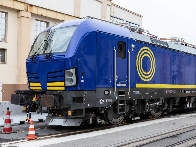 De welbekende Vectron van Siemens in een jasje voor leasemaatschappij Beacon. (Foto: Siemens Mobility)