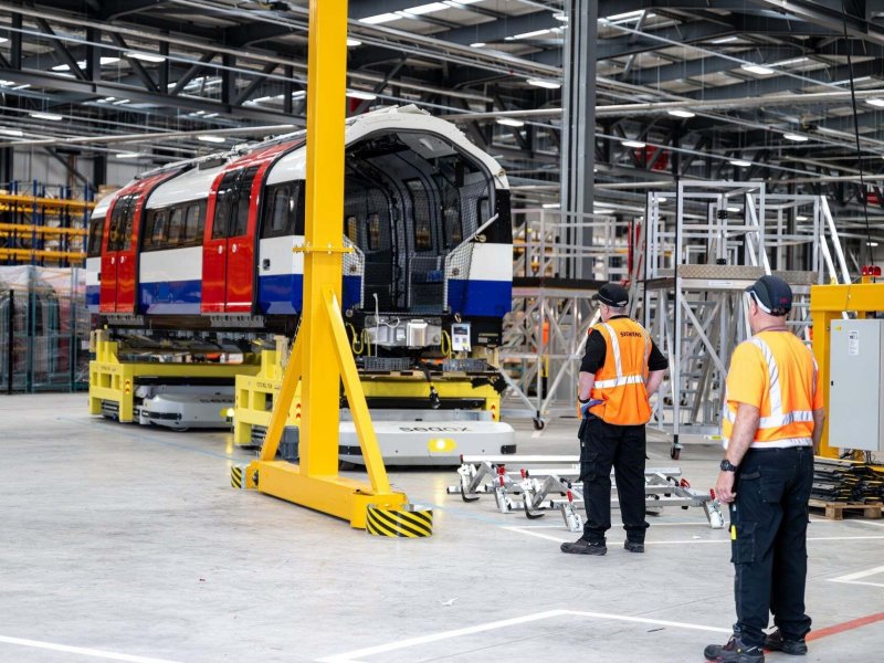 In de productiehallen worden nieuwe metrostellen voor de Tube in Londen gebouwd. (Foto: Siemens Mobility)