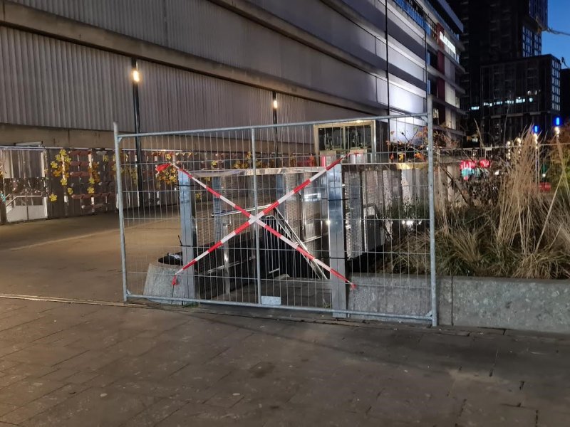 De fietsenstalling aan de Jaarbeursplein is voorlopig gesloten vanwege het onderzoek naar scheuren in de constructie. (Foto: Treinenweb)