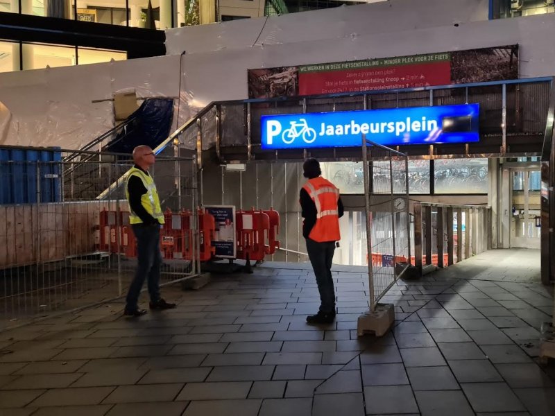 De fietsenstalling aan de Jaarbeursplein is voorlopig gesloten vanwege het onderzoek naar scheuren in de constructie. (Foto: Treinenweb)