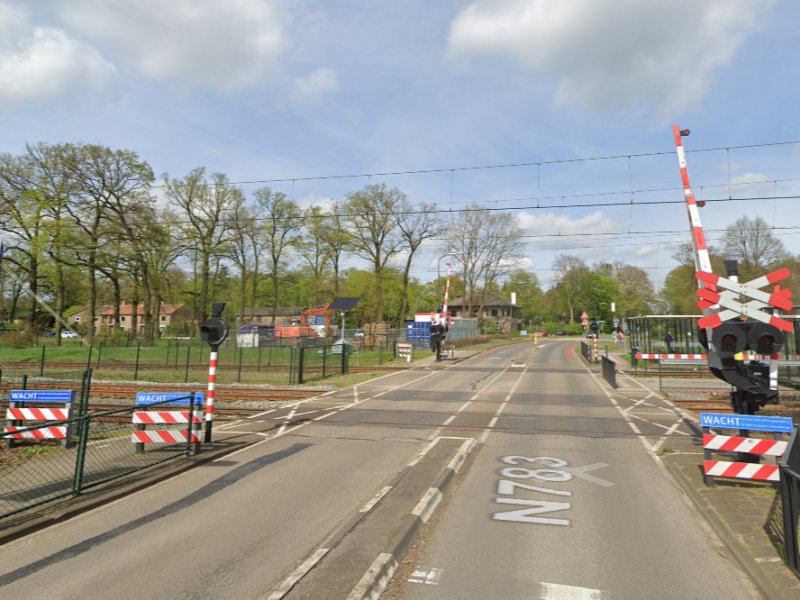 De overweg in Wolfheze zal de komende jaren aangepakt worden. (Foto: Google Streetview)