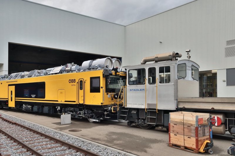 De ServiceJet op de sporen bij de fabriek van Stadler. (Rechten: Kecko)