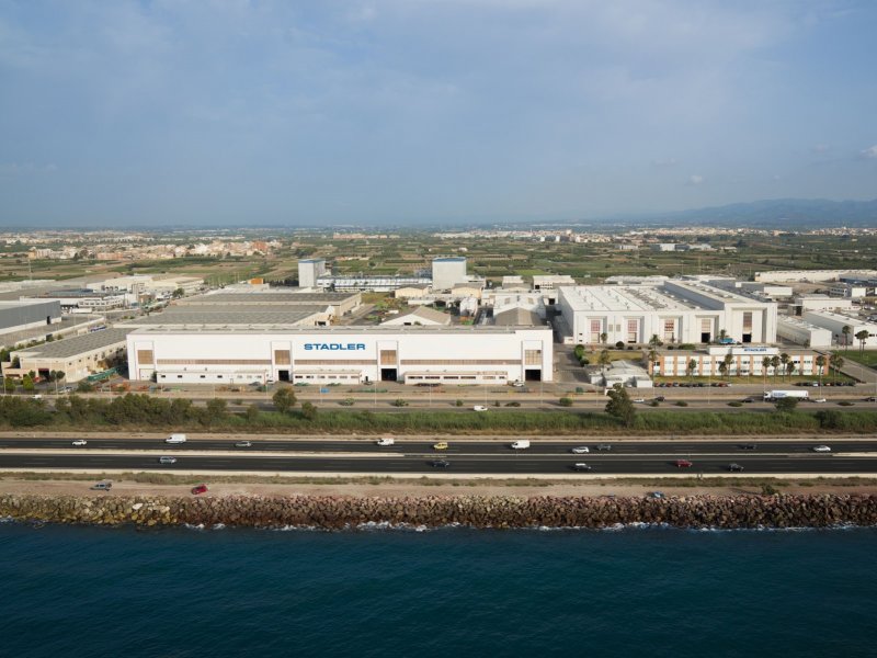 De fabriek van Stadler in Valencia die door de storm gespaard is gebleven, maar wel geraakt is door aanleveringsproblemen. (Foto: Stadler Rail)