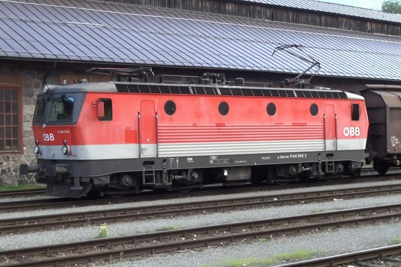 De 1144 045 zal ook na zijn modernisering in Scandivai worden ingezet. Hier staat deze in 2012 te wachten op inzet op het station van Lienz. (Foto: Treinenweb.nl)