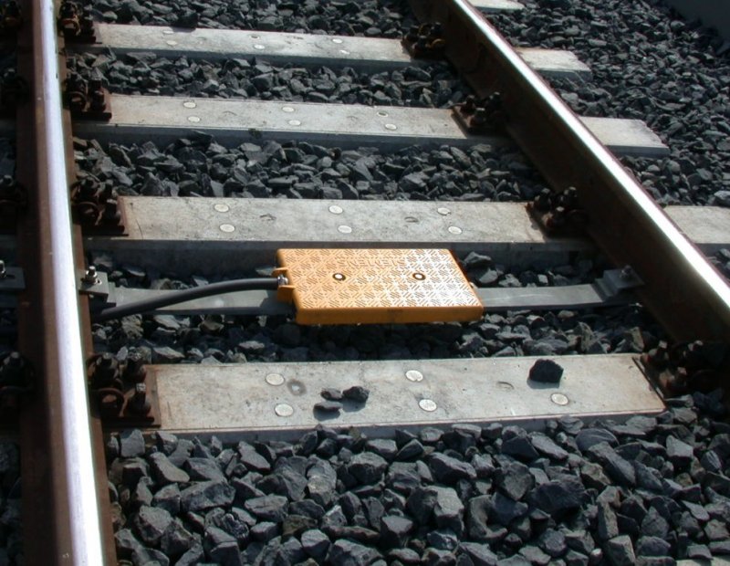 Een ERTMS EuroBalise in het spoor die zorgt voor dataoverdracht naar de passerende trein. (Foto: Halsz Istvn)