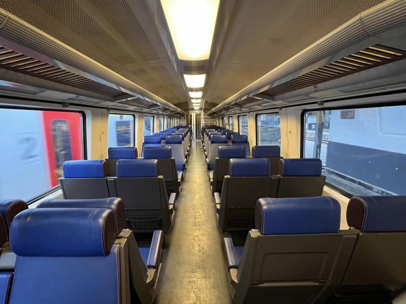 De blauwe stoelen van de tweede klasse in de ICR-rijtuigen. (Foto: Steven Cockaert)