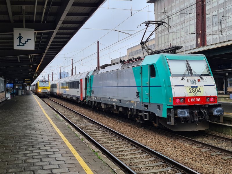 De Eurocity van de NMBS die tussen Rotterdam en Brussel Zuid/Midi rijdt. Deze wordt getrokken door de bekende TRAXX-locomotieven. (Foto: Treinenweb)